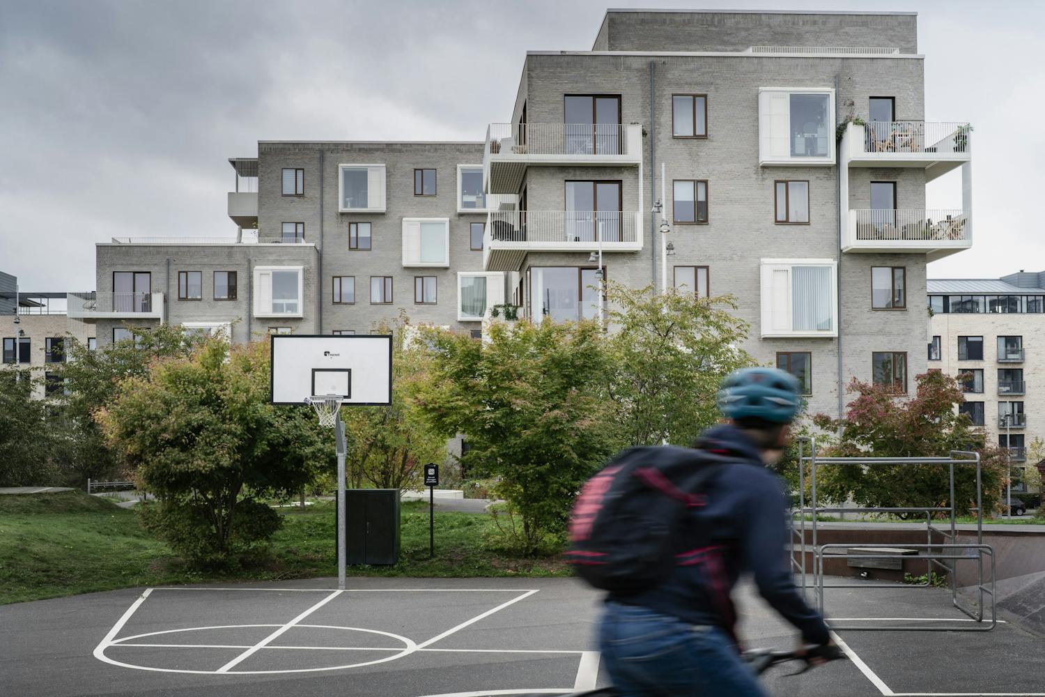 guide1 23 05 Pojke cyklar förbi basketplan i hög fart